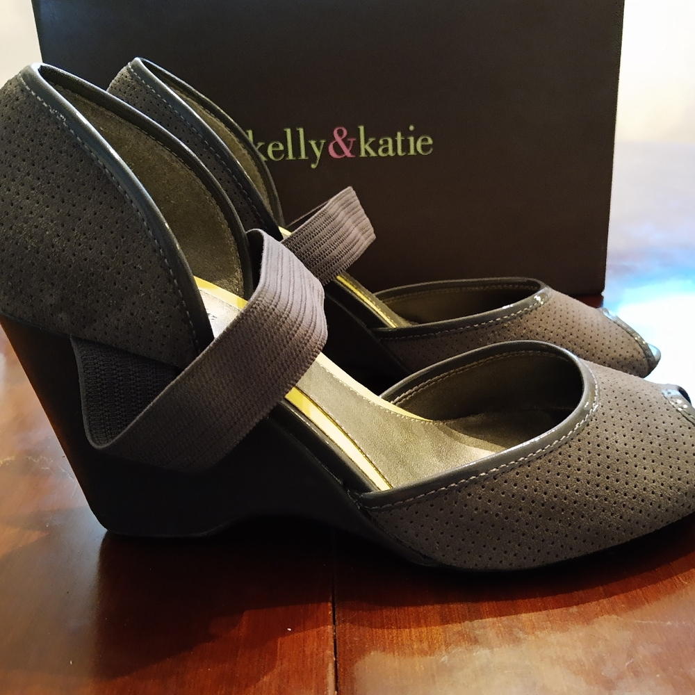 Kelly & Katie size 9 gray 3 inch heels